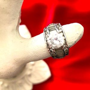 Classy diamond look-a-like ladies ring. Size 5